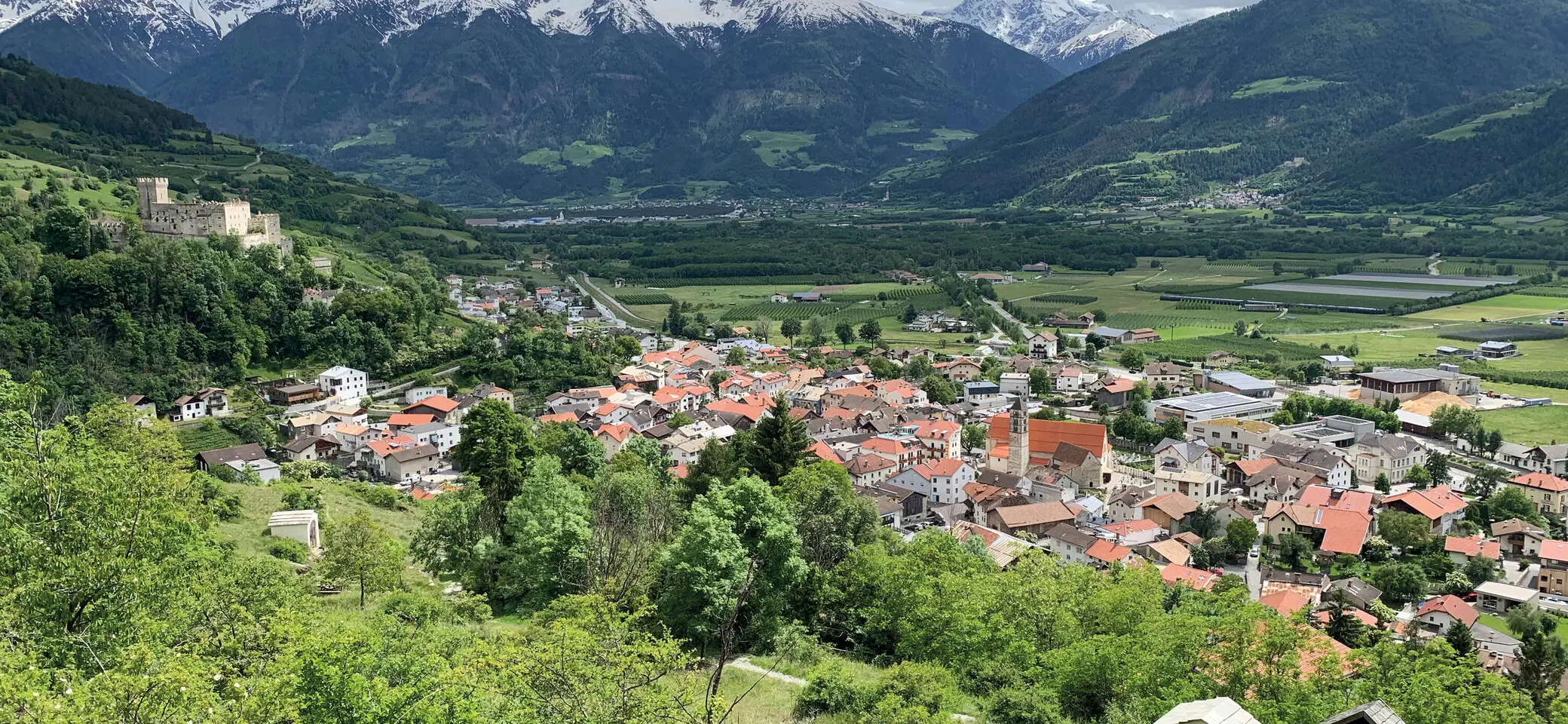 Es ist eine italienische Stadt im Tal zu sehen, im Hintergrund die Alpen | © DAV Münster