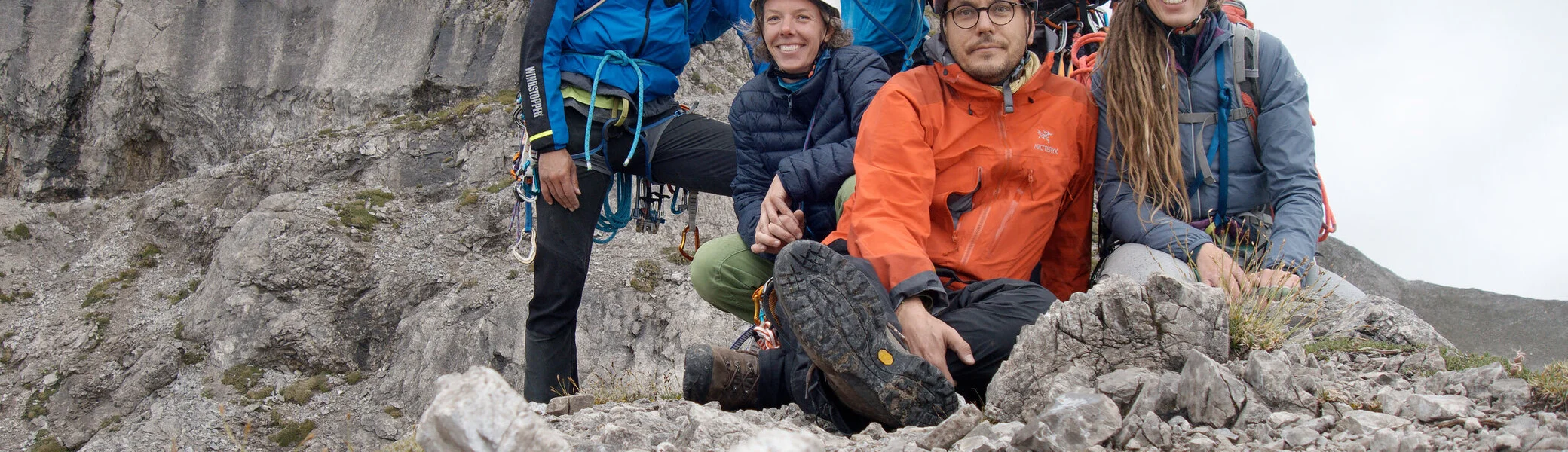 Es sind sechs Bergsteiger bei einer Fotopause zu sehen in der Nahaufnahme | © DAV Münster