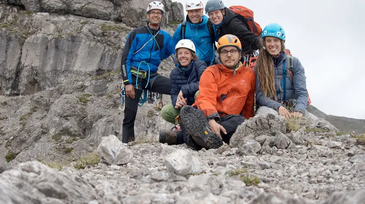 Es sind sechs Bergsteiger bei einer Fotopause zu sehen in der Nahaufnahme | © DAV Münster