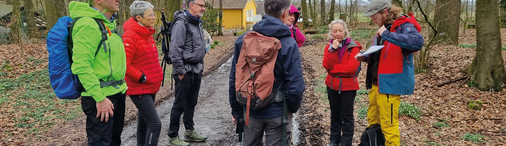Es werden archäologische Inhalte zu den Baumbergen bei einer Wanderung vorgetragen | © DAV Münster