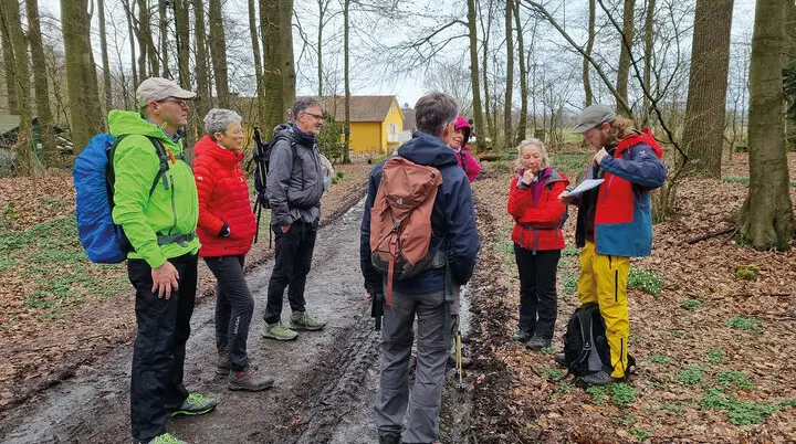 Es werden archäologische Inhalte zu den Baumbergen bei einer Wanderung vorgetragen | © DAV Münster