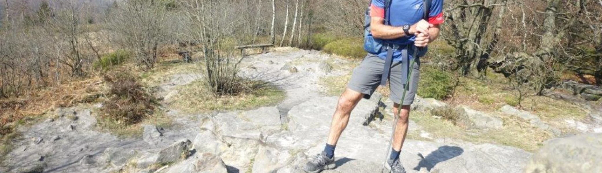 Es ist ein Wanderung auf dem Hermannsweg zu sehen auf einem Felsvorsprung | © DAV Münster