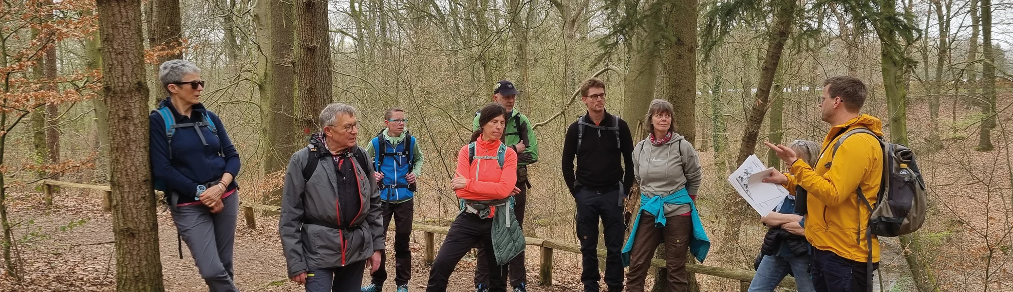 Naturwissenschaftlicher Vortrag von Johannes Aufgebauer während einer Wanderpause in einem Wald vor 8 Wanderern | © DAV Münster