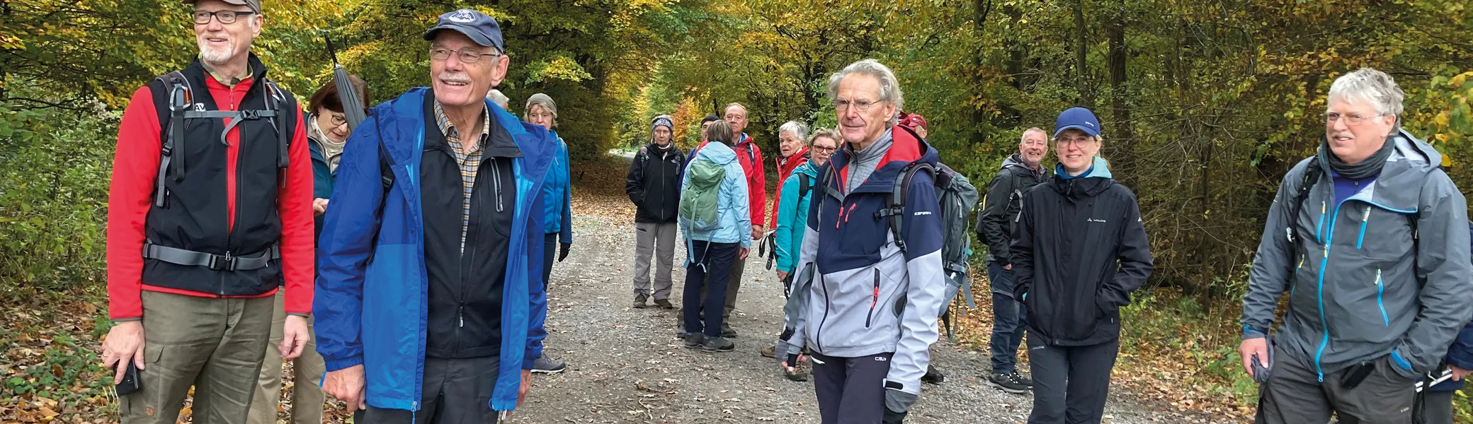 Es sind ca. 15 Wanderer auf einem Waldweg zu sehen im Herbst | © DAV Münster