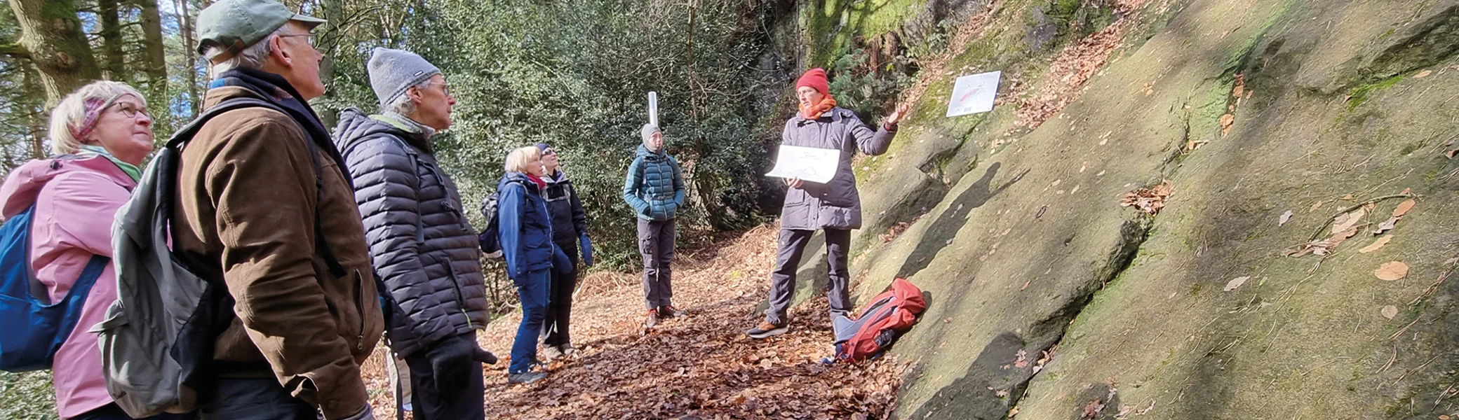 Eine Geologin erklärt die Zusammenhänge der Entstehung verschiedenster Gesteine der Kreideformationen in den Baumbergen | © DAV Münster