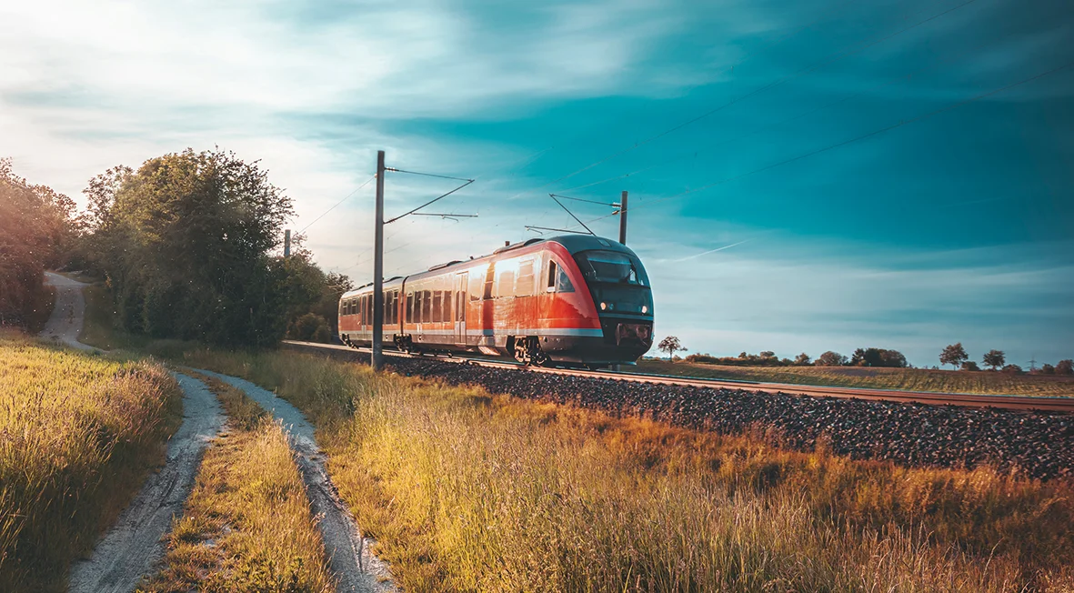 Nahverkehrszug bei der Fahrt | © ©iStockphoto / say-cheese