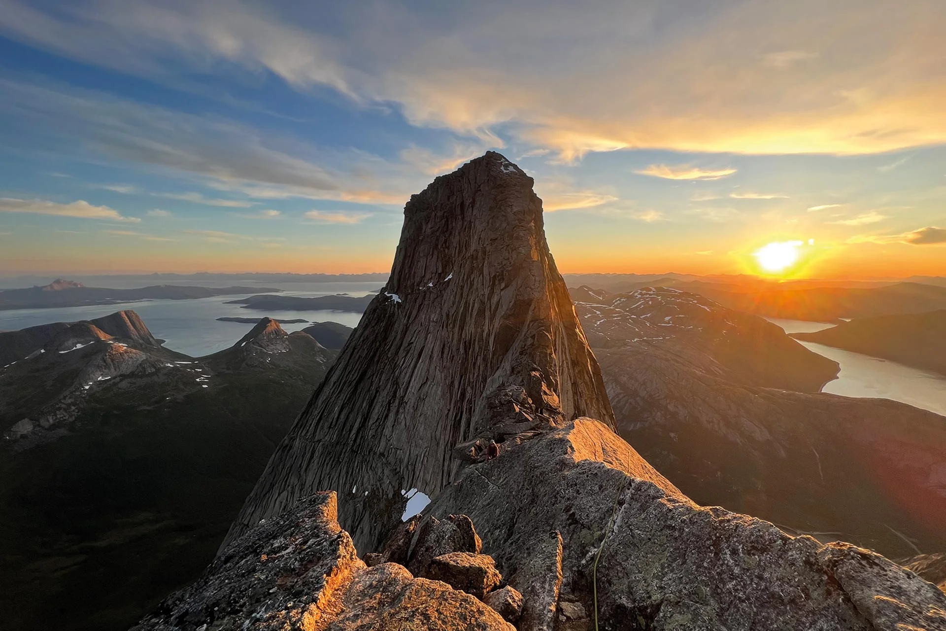 Aussicht von einem Gipfel in ein skandinavisches Fjord | © DAV Münster