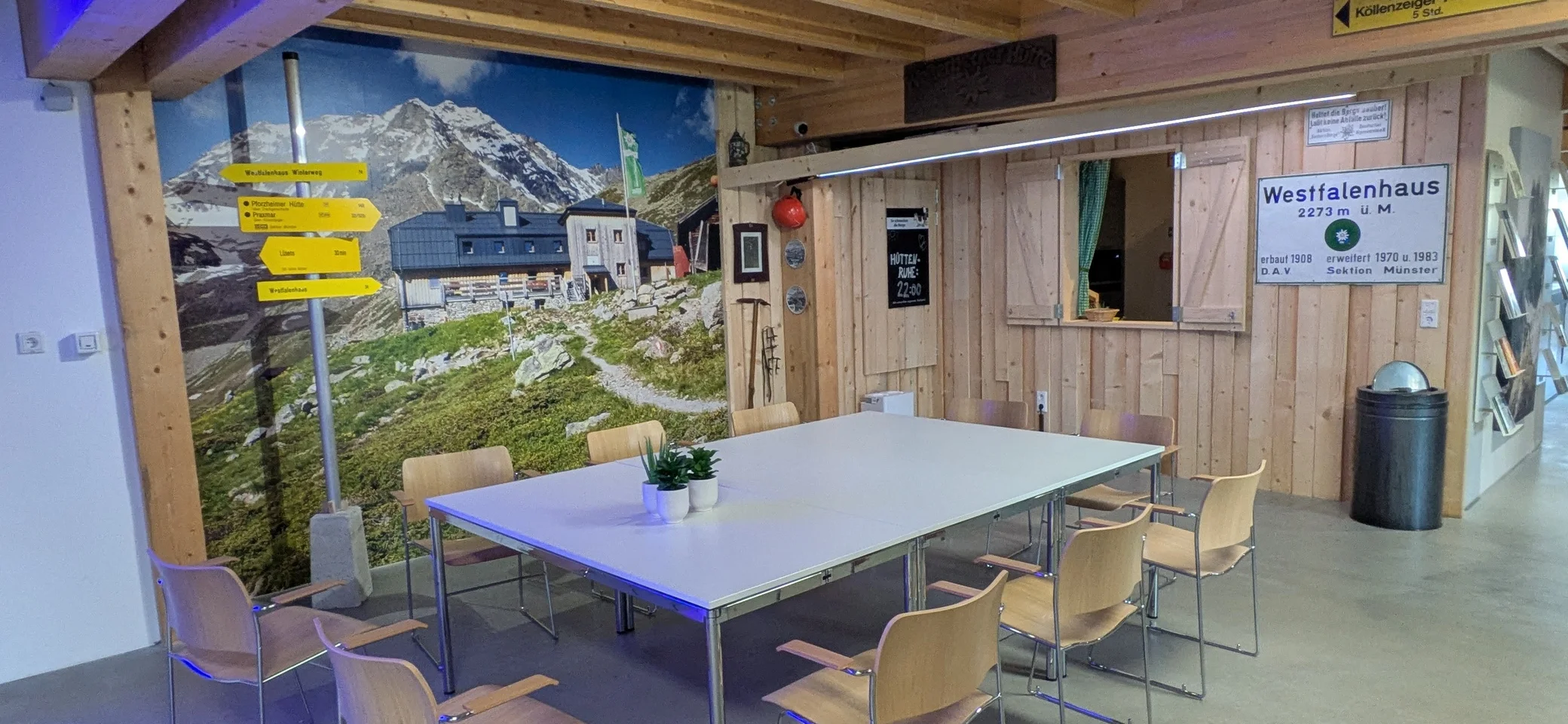 Blick auf den Veranstaltungsraum im Erdgeschoss in der Geschäftsstelle der Sektion Münster. Diesmal in Richtung der Küche. | © DAV Münster