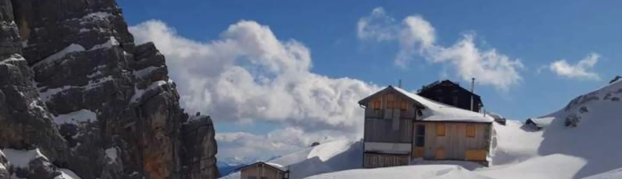 Passauer Hütte im Winter mit Winterraum | © DAV / Michael Faber