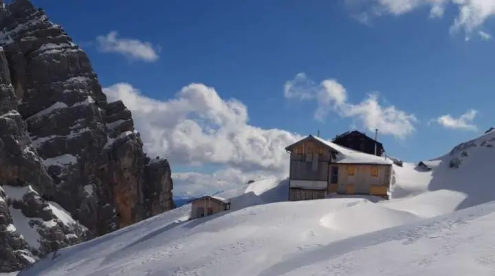Passauer Hütte im Winter mit Winterraum | © DAV / Michael Faber