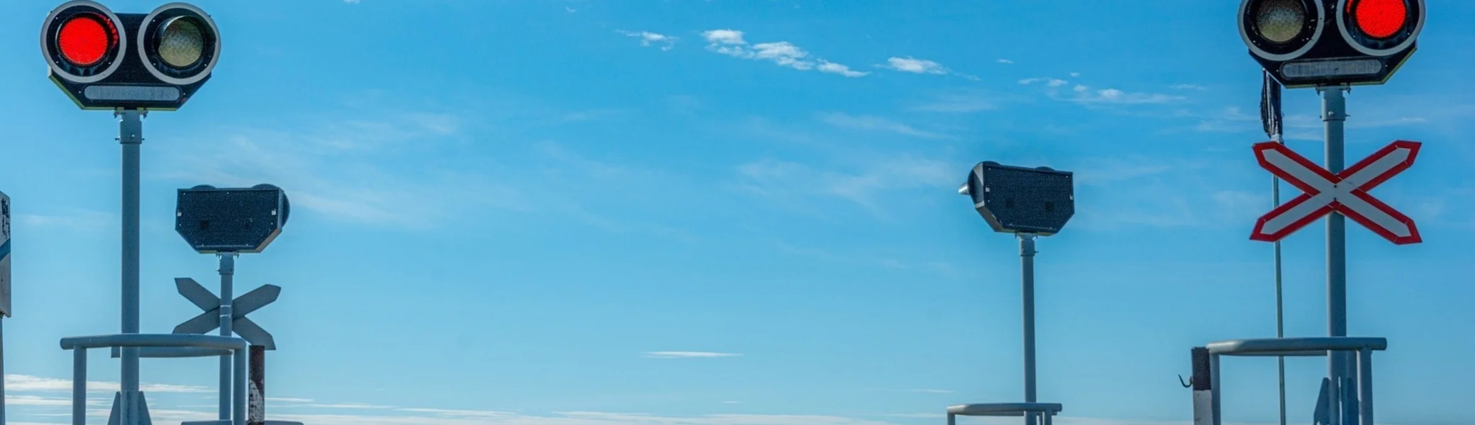 Stoppsignal an einem Bahnübergang | © Pixabay / javierAlamo