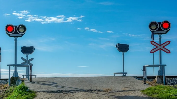 Stoppsignal an einem Bahnübergang | © Pixabay / javierAlamo