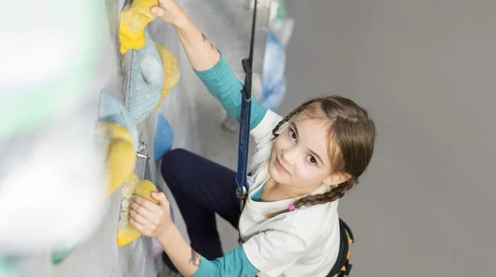 Ein Mädchen beim Familienklettern in der Kletterhalle des DAV | © DAV / Jens Klatt