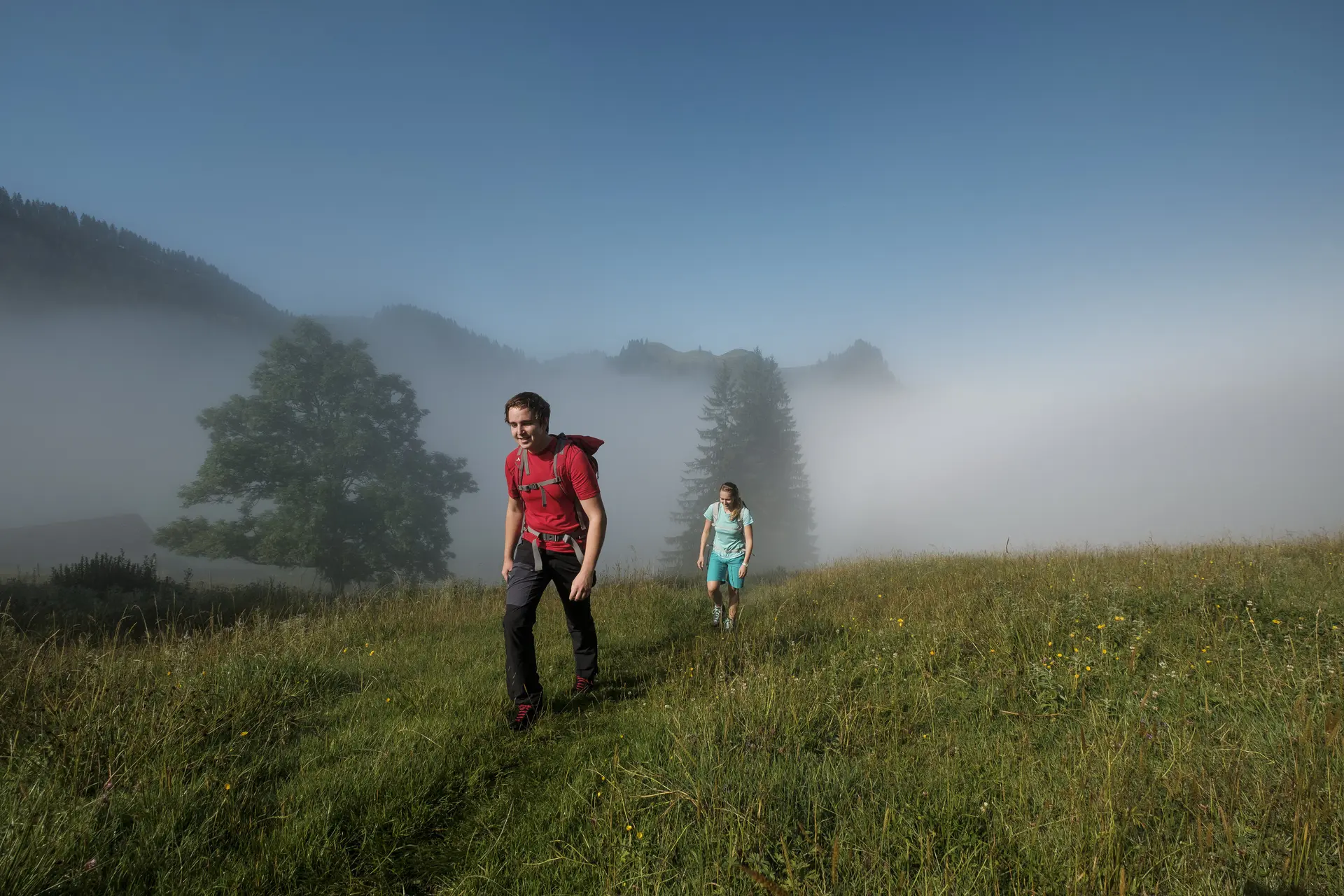 Zwei Personen wandern im Chiemgau. | © DAV/Hans Herbig