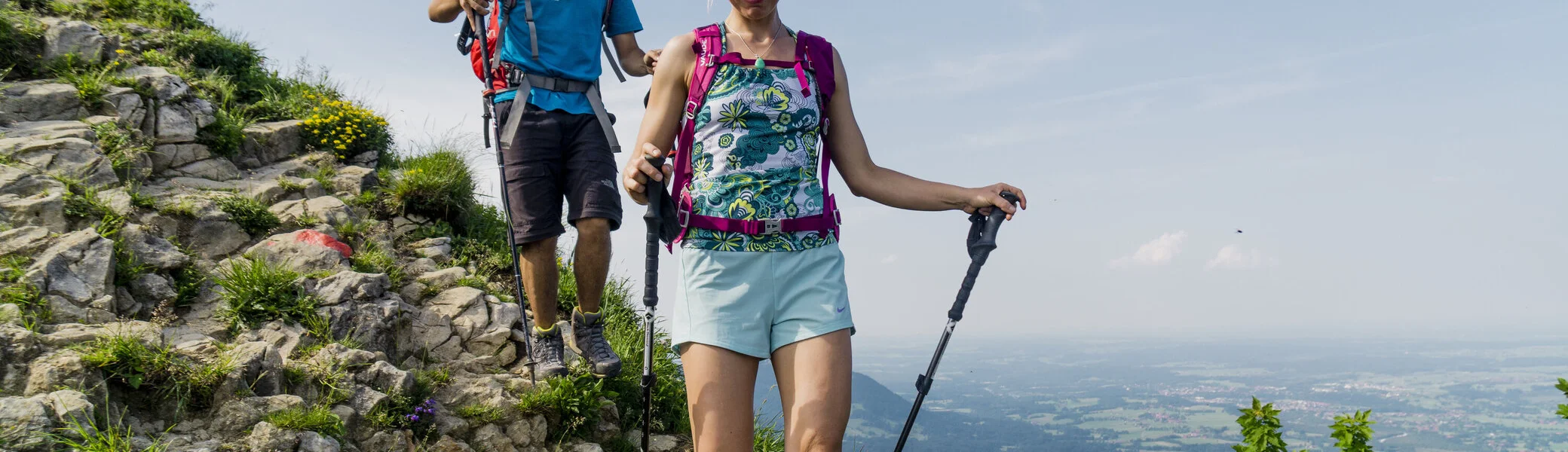 Zwei Wanderer mit Stöcken beim Abstieg | © DAV/Hans Herbig