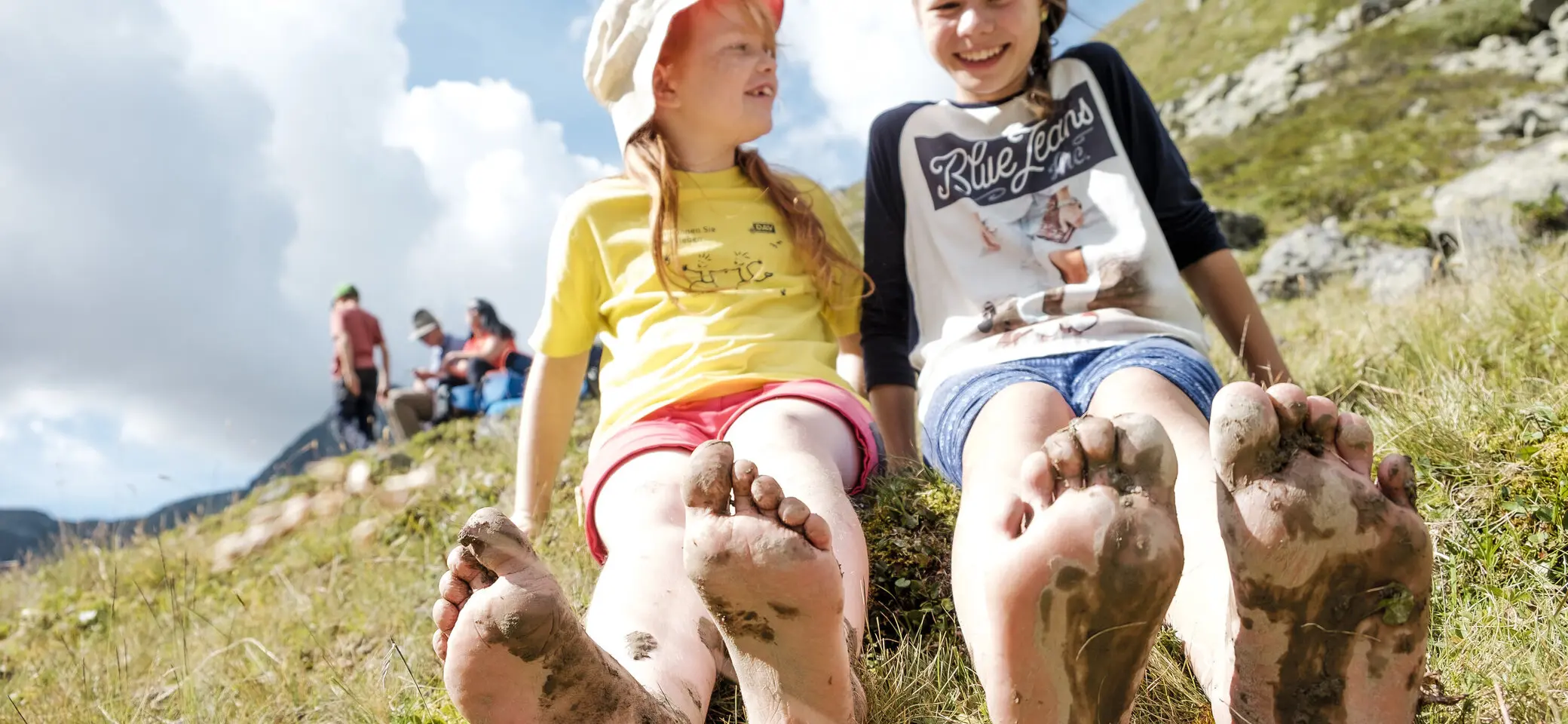 Mit Kindern in den Brgen: Zwei Mädchen mit nackten Füßen auf einer Wiese | © DAV/Hans Herbig