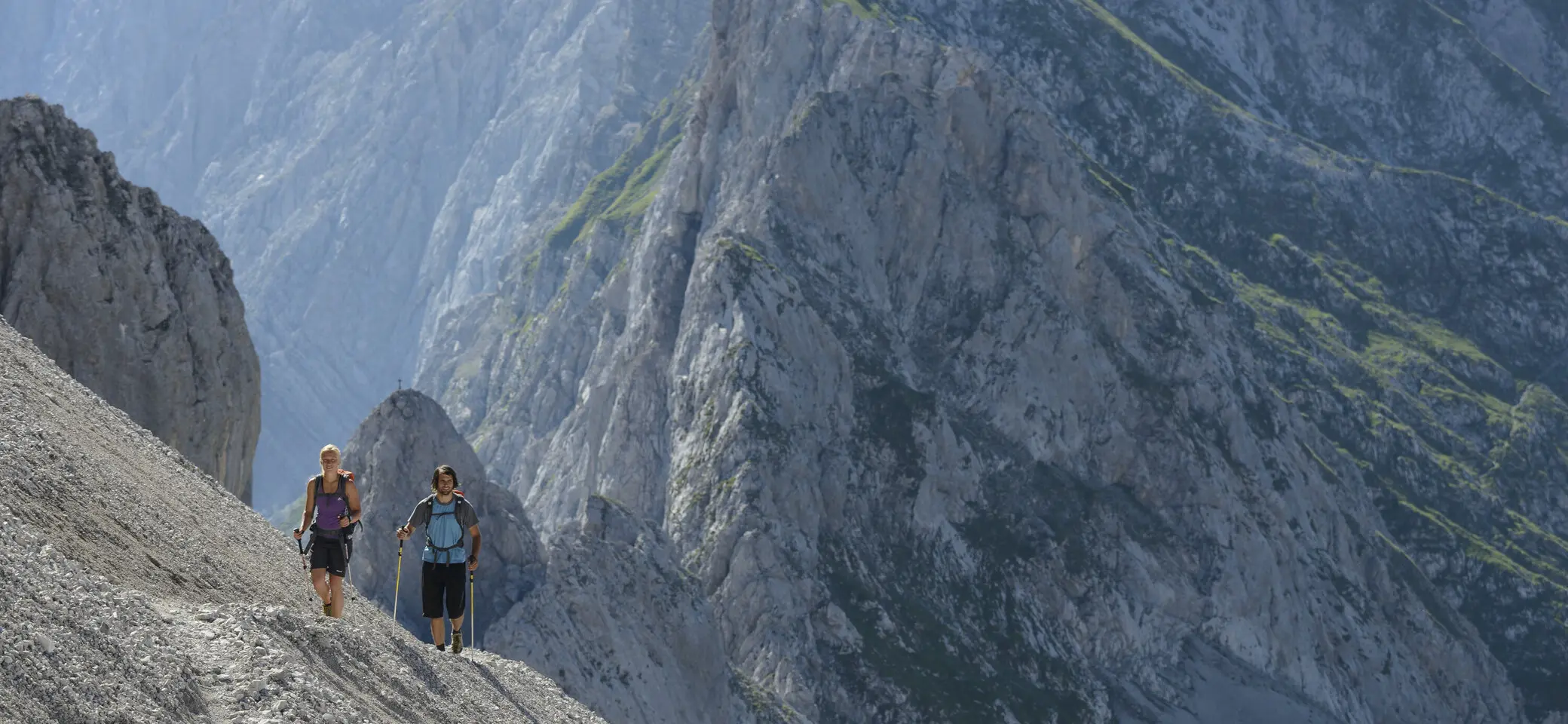 Zwei Wanderer vor einem schroffen Bergmassiv | © DAV/Wolfgang Ehn