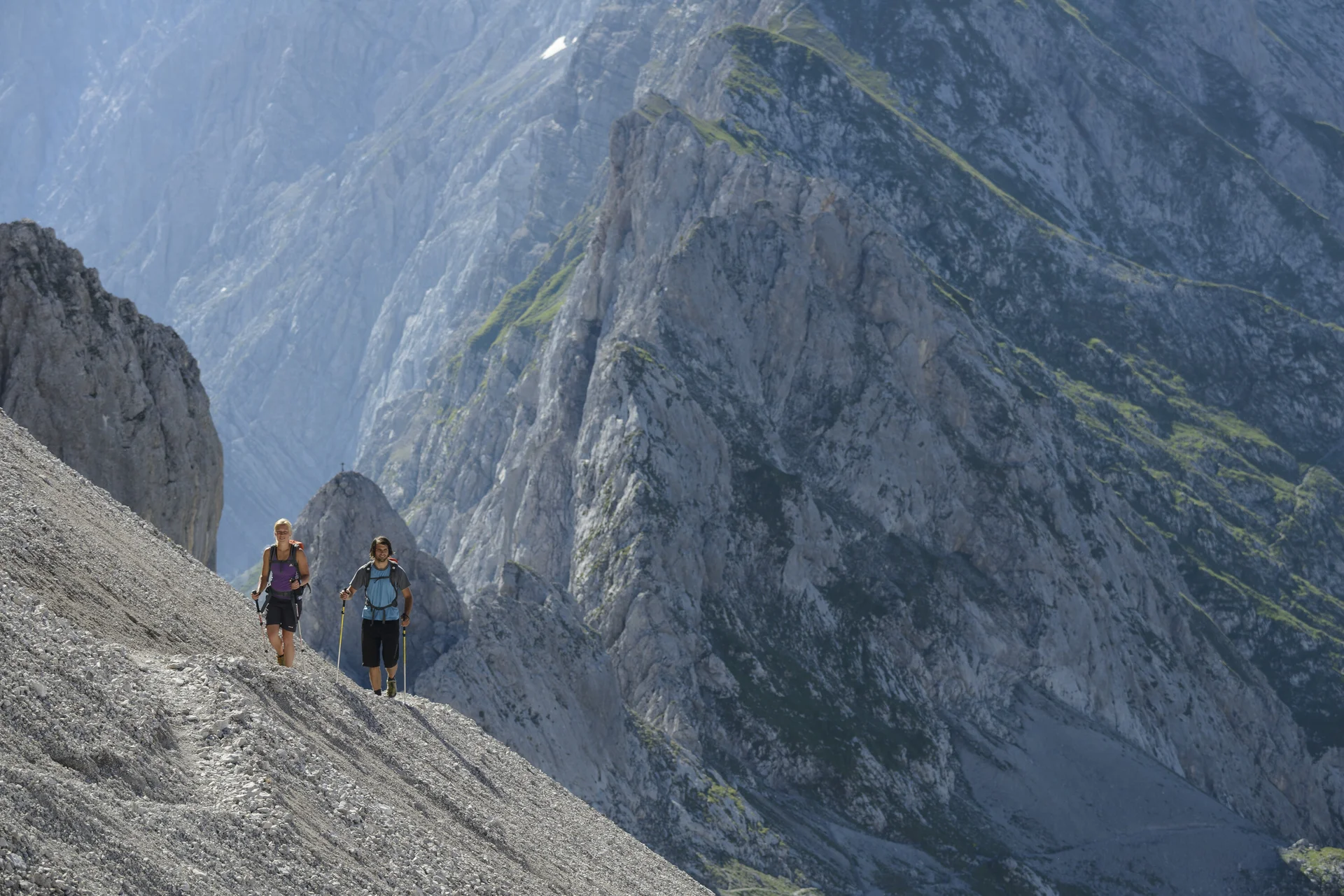Zwei Wanderer vor einem schroffen Bergmassiv | © DAV/Wolfgang Ehn