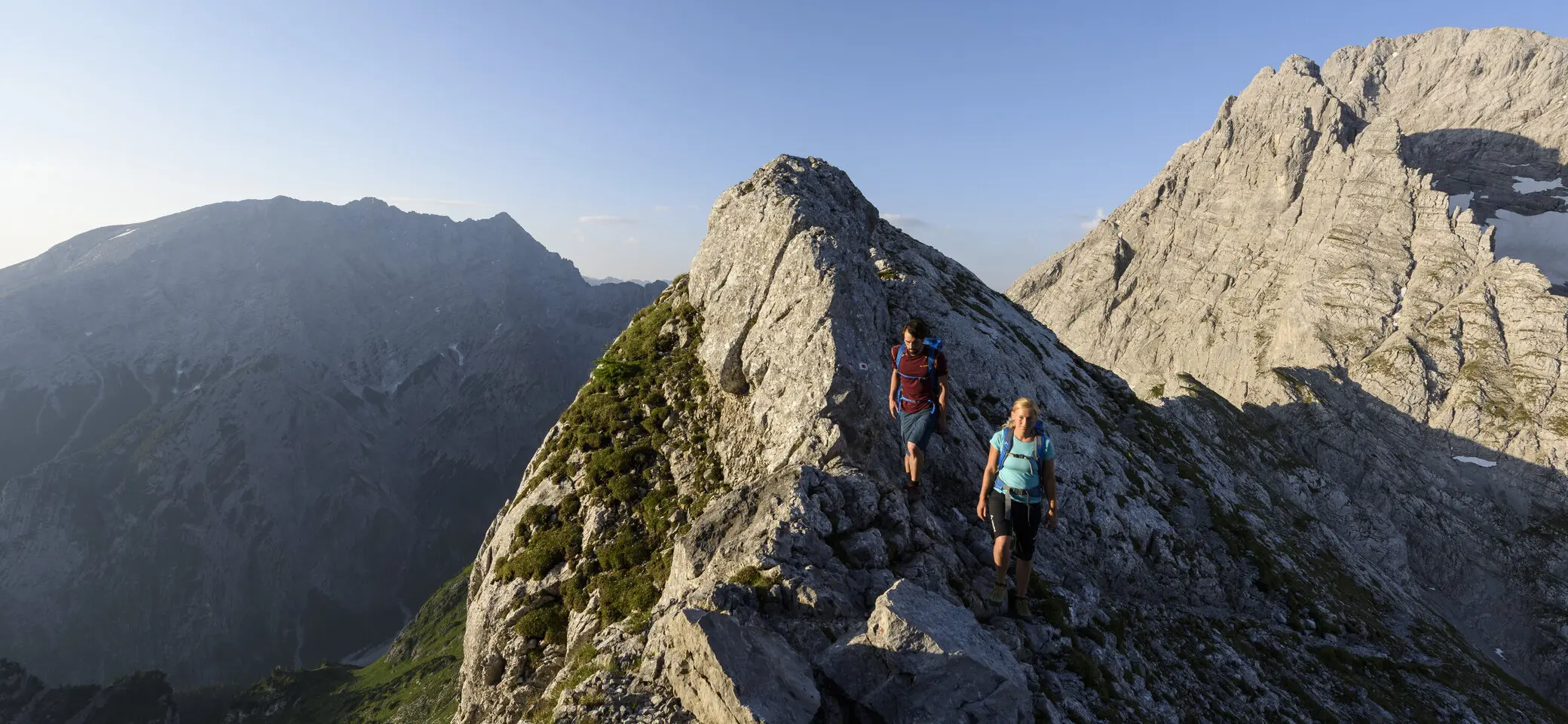 Zwei Wanderer aus der Ferne auf eine Berggipfel | © DAV/Wolfgang Ehn