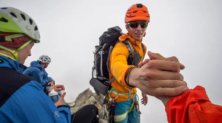 Freunde auf dem Berg: Gegenseitig Händereichen bei den letzten Metern | © DAV / Silvan Metz