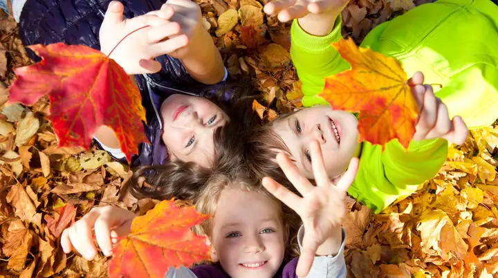 Kinder spielen mit bunten Hrbstblättern | © Drubig Photo / Adobe Stock
