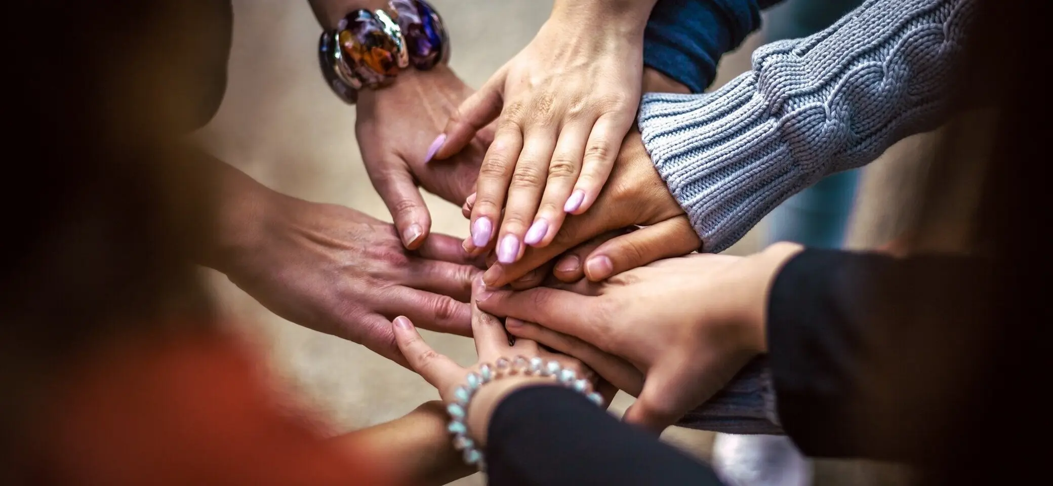 Hände verschiedener Nationalitäten  | © Bob Dmyt / Pixabay