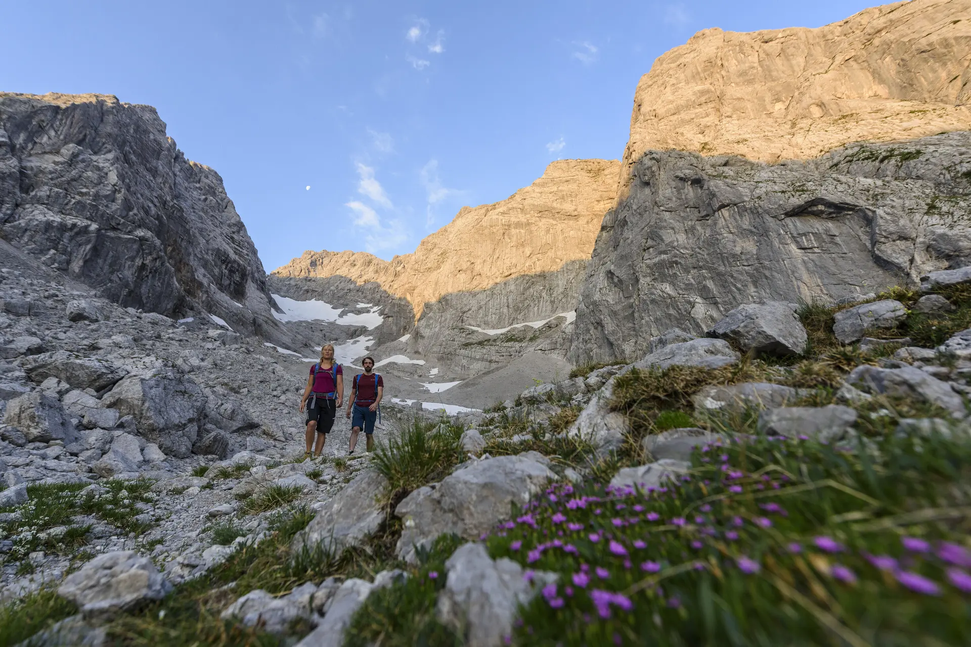 Zwei Wanderer in einem Geröllfeld | © DAV/Wolfgang Ehn