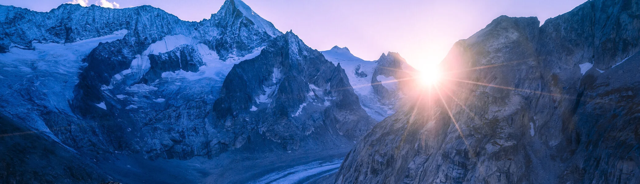 Sonnenaufgang zwischen verschneiten Berggipfeln | © DAV/Silvan Metz