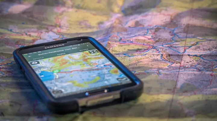 Smartphone  - im Display eine Bergkarte | © DAV /Silvan Metz
